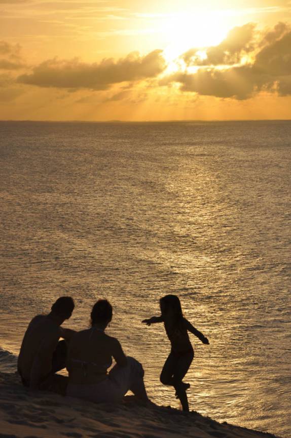 Família assiste ao pôr-do-sol em Jericoacoara - CE